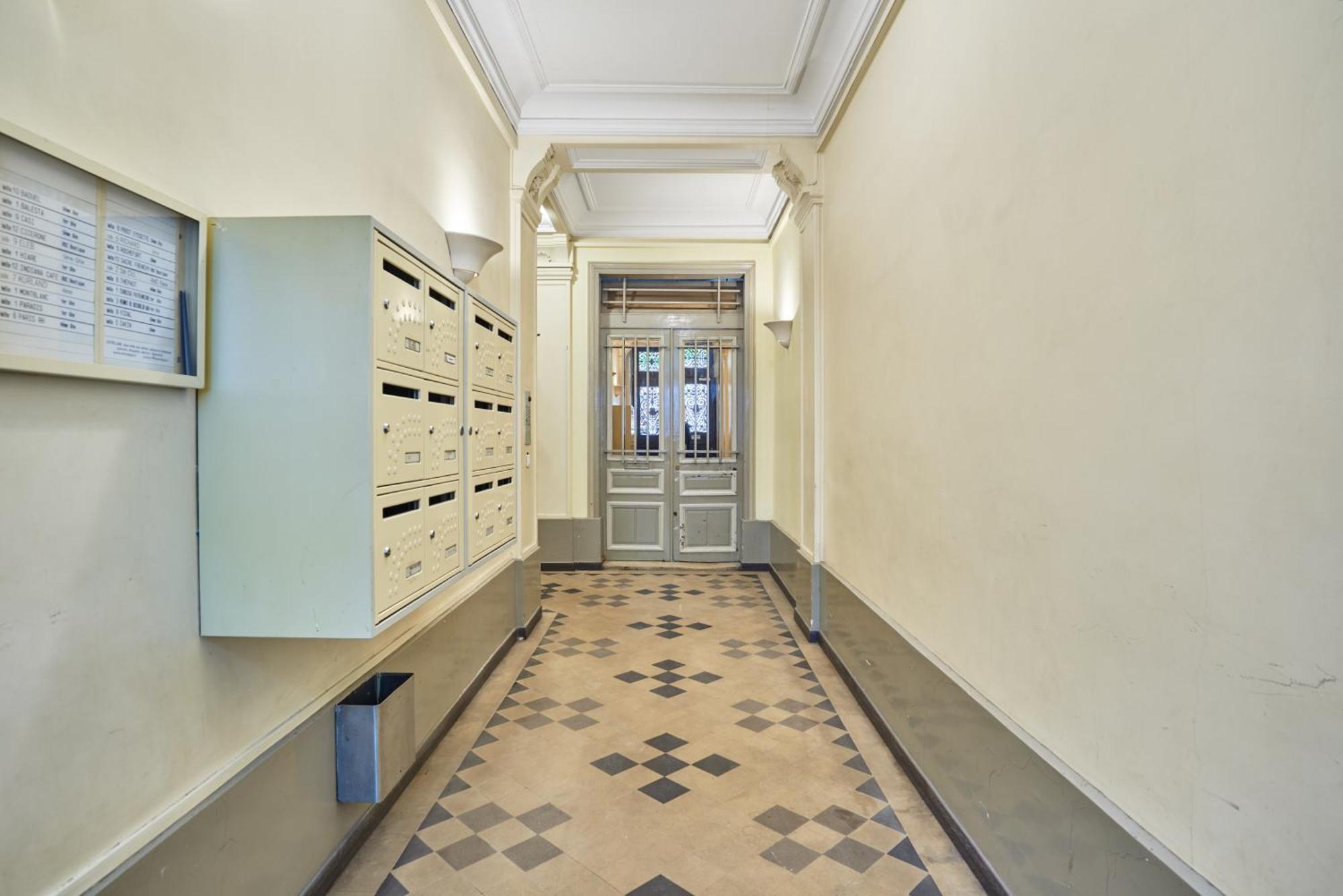 Center Of By Prestige Apartment *